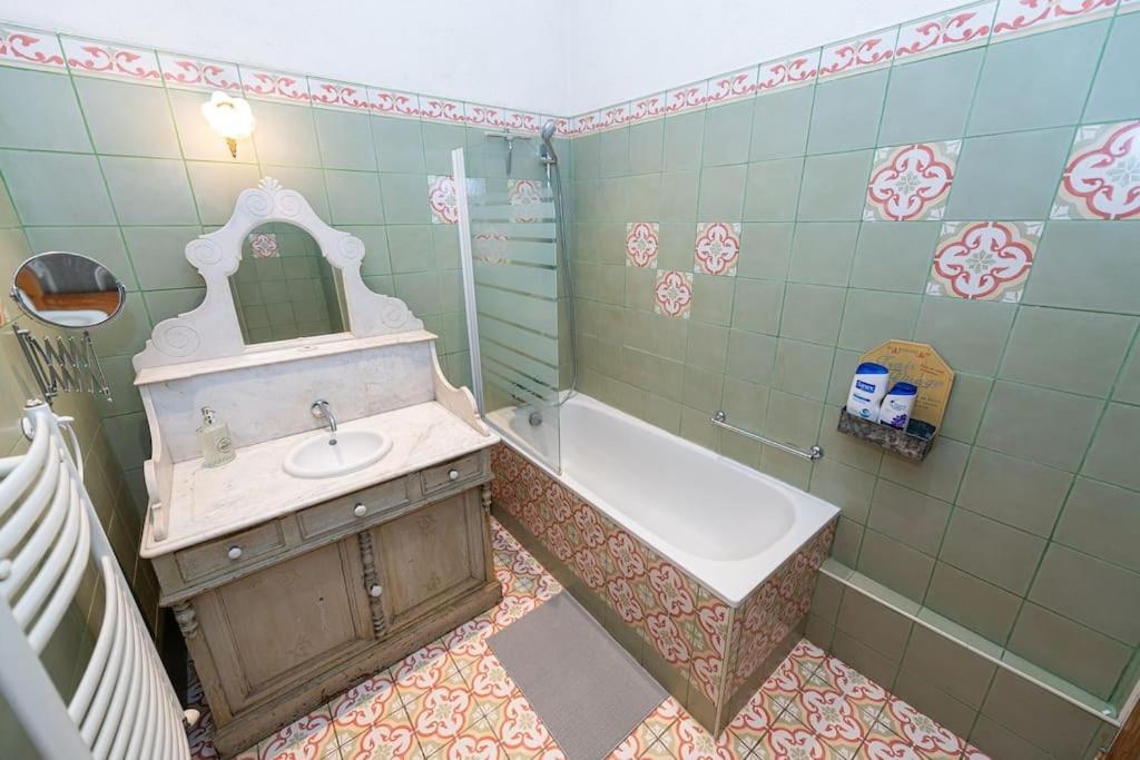 Anna-Maria : Grand Appartement 10 Personnes+Parking Prive -Actif+ Location- Marsella Exterior foto